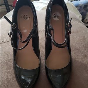 Shiny black class heels